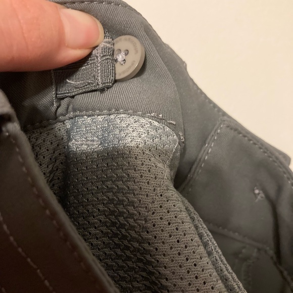 Boy’s Under Armour Grey Shorts with extra pocket and adjustable waistband - Picture 3 of 6